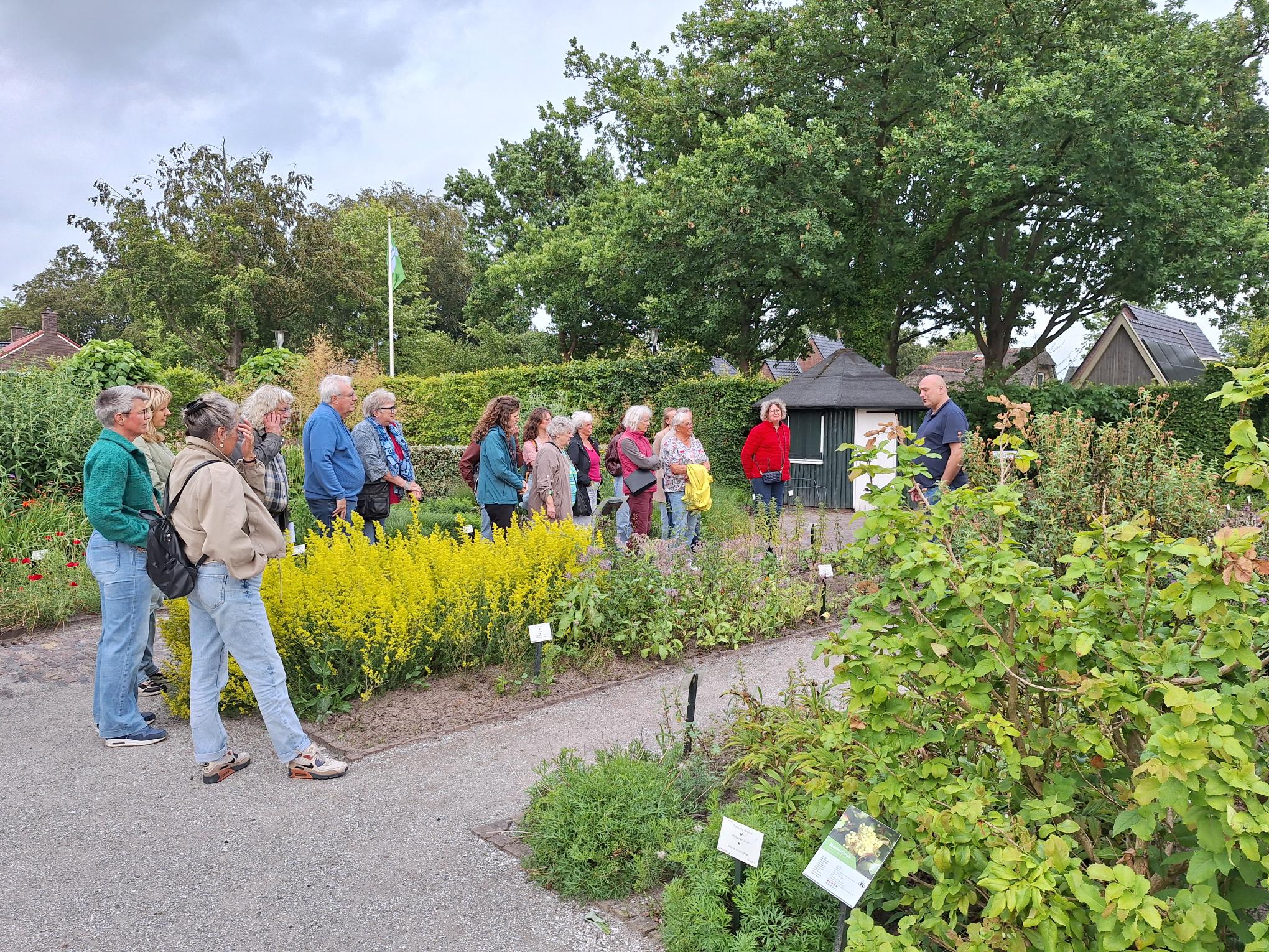 Wandelen door De Kruidhof: verhalen over historie, kruiden en meer